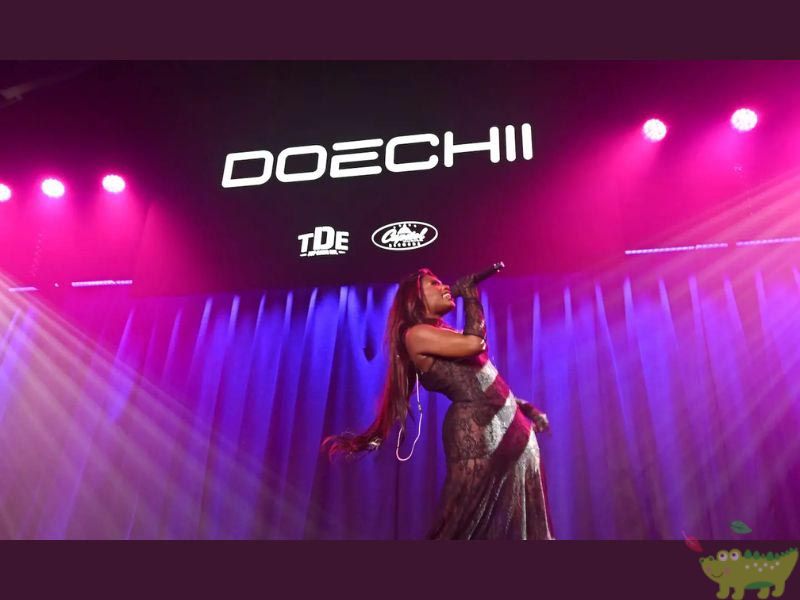 Sân khấu thể hiện ca khúc What it is của Doechii